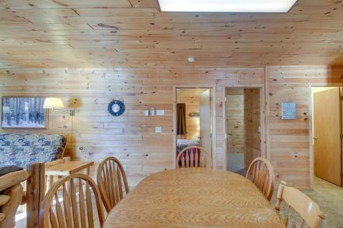 Cozy Park Rapids Cabin with Fire Pit and Lake Access in Arago, USA
