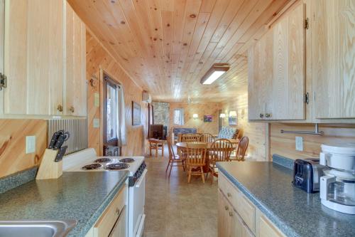 Cozy Park Rapids Cabin with Fire Pit and Lake Access in Arago, USA