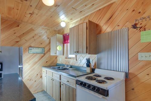 Cozy Park Rapids Cabin with Fire Pit and Lake Access in Arago, USA