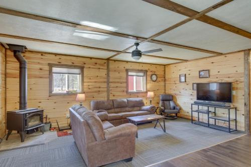 Lakefront Cabin Getaway in Park Rapids Boat Dock! in Arago, USA