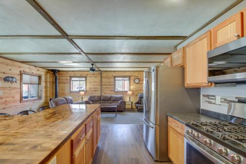 Lakefront Cabin Getaway in Park Rapids Boat Dock! in Arago, USA