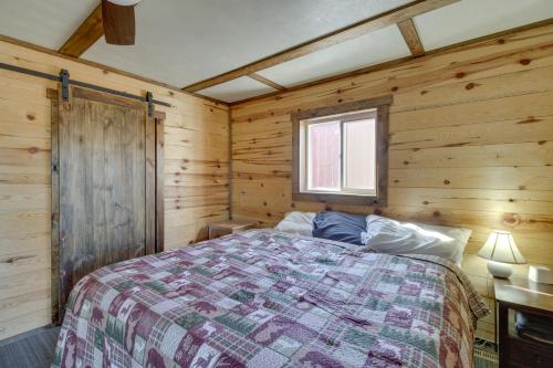 Lakefront Cabin Getaway in Park Rapids Boat Dock! in Arago, USA