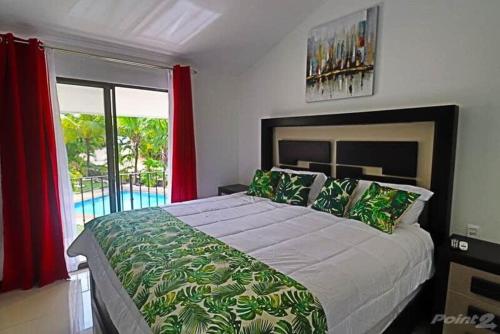 2-BD Unit with Pool 2 Blocks from Beach