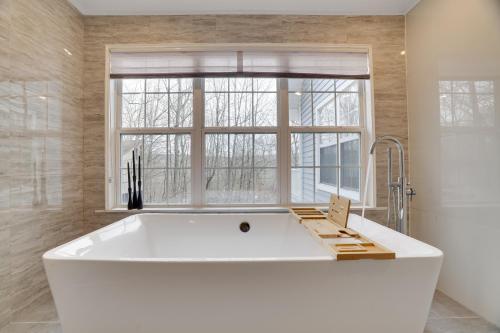 บริการและสิ่งอำนวยความสะดวก, Large home in community w/pools&skiing in บุชคิล (พีเอ)