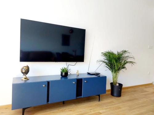 Sea view, 2 King size bed, walk to beach and center - Tap to explore photos