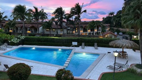 Stylish 2-Bedroom Beach Condo with Ocean-View Deck, Lush Pool Area & 2-Minute Walk to Flamingo Beach