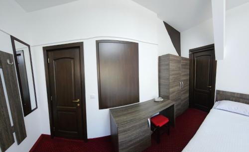 1 queen bed, 1 double bed