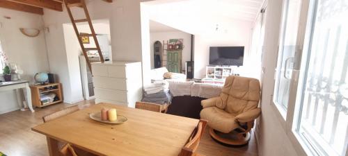Agradable casa con piscina privada y jardin in Altomira