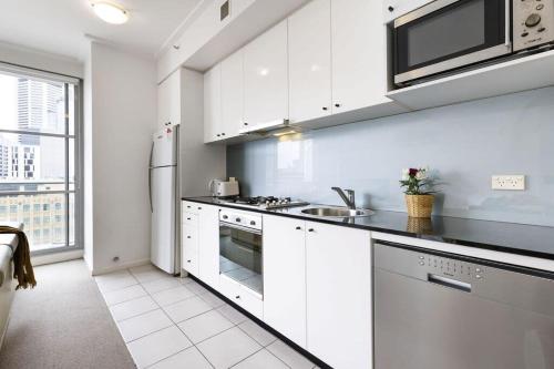 NEW! A Comfy & Stylish Apt Next to Darling Harbour - image 11