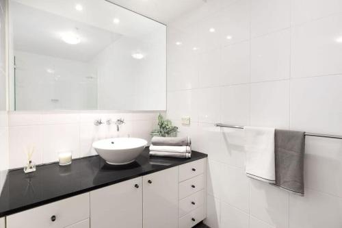 NEW! A Comfy & Stylish Apt Next to Darling Harbour - image 6