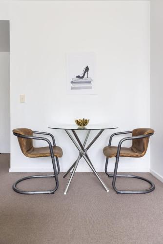 NEW! A Comfy & Stylish Apt Next to Darling Harbour - image 5