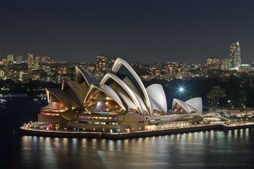 NEW! A Comfy & Stylish Apt Next to Darling Harbour - image 7