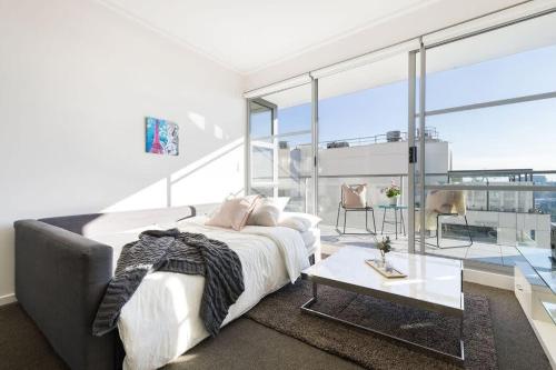 A Spacious 2BR Apt with an Amazing View Over Darling Harbour - image 12