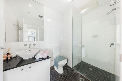 A Spacious 2BR Apt with an Amazing View Over Darling Harbour - image 14