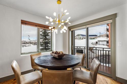 Bear Claw 415 - True Ski-in Ski-out Access Slope Views & Winter Shuttle! - image 4