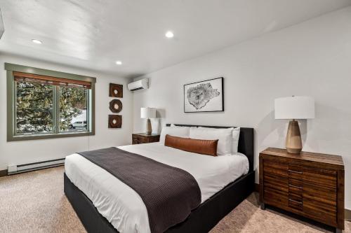 Bear Claw 415 - True Ski-in Ski-out Access Slope Views & Winter Shuttle! - image 5