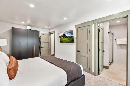 Bear Claw 415 - True Ski-in Ski-out Access Slope Views & Winter Shuttle! - image 3