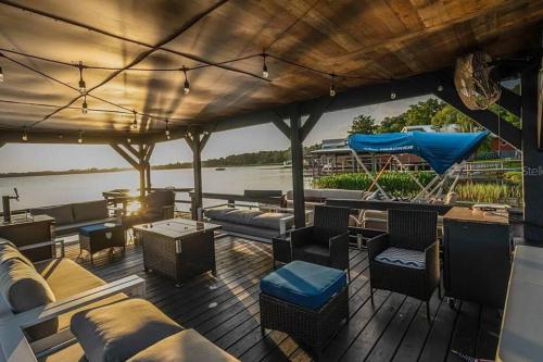 Lakefront Duplex with Pontoon Boat 2 Bedroom Home in เมาท์ โดรา (FL)