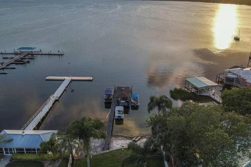 Lakefront Duplex with Pontoon Boat 2 Bedroom Home in เมาท์ โดรา (FL)