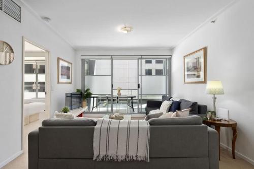A Comfy 2BR Apt for 7 Next to Darling Harbour - image 2