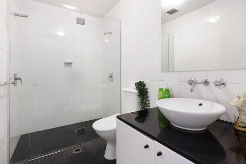 A Stylish & Bright Suite Next to Darling Harbour - image 8