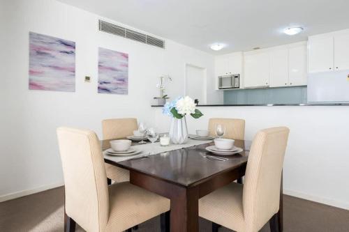 A Comfy 2BR Apt Amazing View of Darling Harbour - image 8