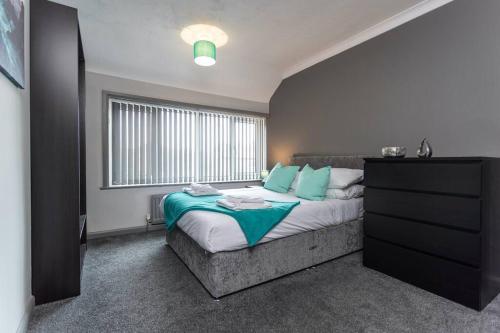 Stylish House - Close to City Centre - Free Parking, Super-Fast Wifi and Smart TVs by Yoko Property gîte à louer Middlesbrought James Cook Hospital