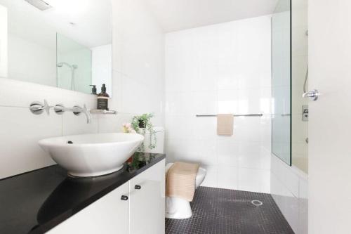 A Comfy & Spacious 2BR Apt Harbour View - image 14