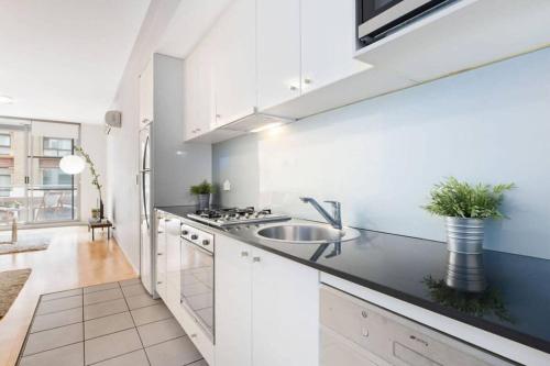A Stylish & Cozy Studio Next To Darling Harbour - image 4