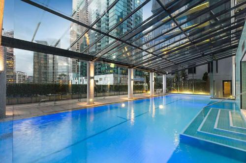A Large 2BR Apt Near Crown Sleeps 8 FREE Parking - Apartment - Melbourne