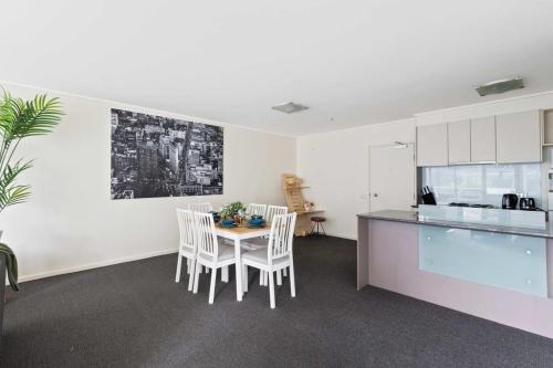 A Large 2BR Apt Near Crown Sleeps 8 FREE Parking - Apartment - Melbourne