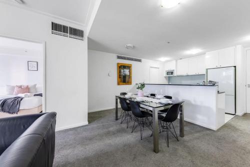 A Comfy 2BR Apt Right Next to Darling Harbour - image 5