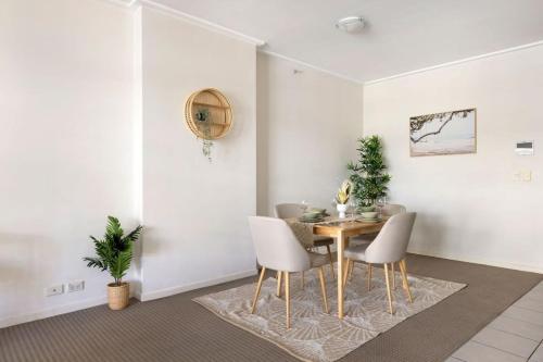 A Plush & Comfy Apt Right Next to Darling Harbour - image 12