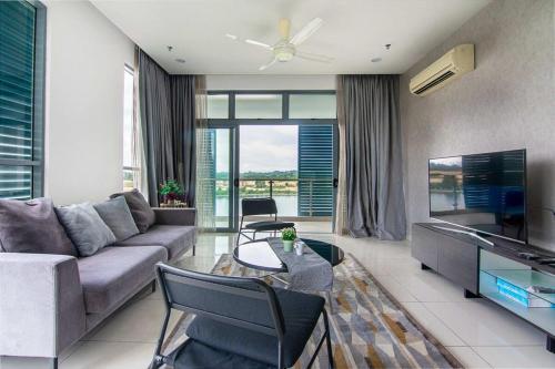 Lux 3BR Suite Puteri Harbour Near Legoland & Hello Kitty with Water Views - image 3
