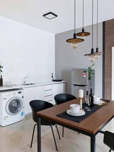 Stylish & Cozy 2BR Apt at Arte Plus FREE Parking - image 6