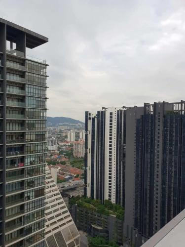Stylish & Cozy 2BR Apt at Arte Plus FREE Parking - image 12