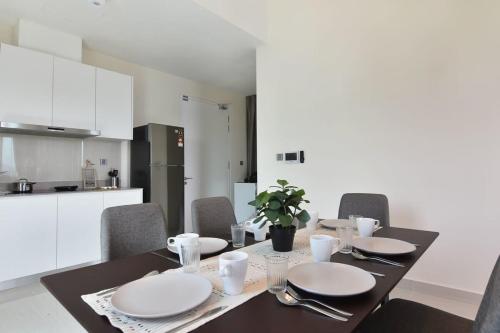 Lux & Stylish 2BR Apt at KLGCC Free Parking - image 2