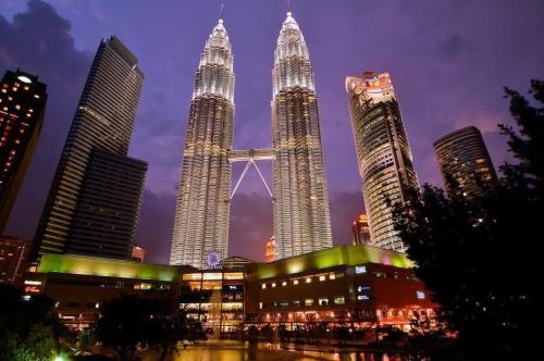 Lux & Stylish 2BR Apt at KLGCC Free Parking - image 3