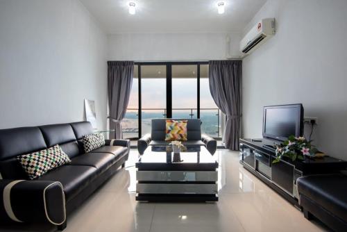 Chic 3BR in Danga Bay with Water Views & Parking, Johor Bahru