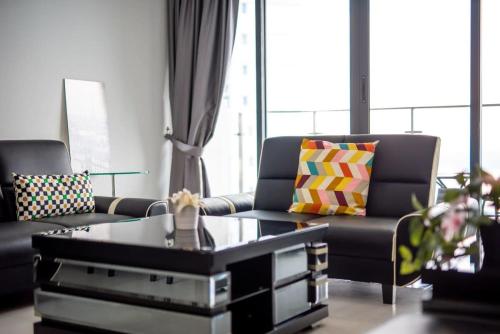 Chic 3BR in Danga Bay with Water Views & Parking, Johor Bahru (foto 2)