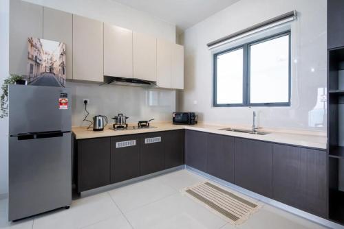 Chic 3BR in Danga Bay with Water Views & Parking, Johor Bahru (foto 6)