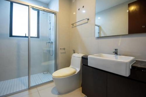 Chic 3BR in Danga Bay with Water Views & Parking, Johor Bahru (foto 8)