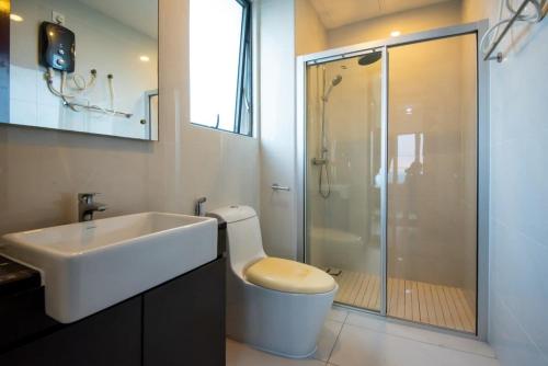 Chic 3BR in Danga Bay with Water Views & Parking, Johor Bahru (foto 9)