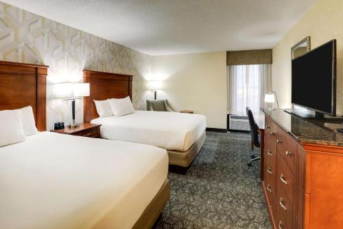 2 queen beds