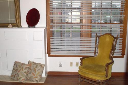 135 Clinton Family House in Lafayette, USA