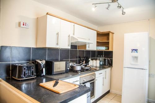 Facilities, Liverpool 6 beds, Up to 22 percent- Contractors Dream near Liverpool Fried Chicken
