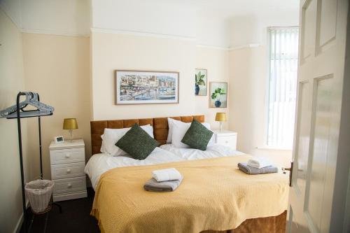 Liverpool 6 beds, Up to 22 percent- Contractors Dream near Liverpool Fried Chicken