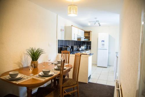 Facilities, Liverpool 6 beds, Up to 22 percent- Contractors Dream near Liverpool Fried Chicken