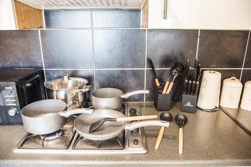 Kitchen, Liverpool 6 beds, Up to 22 percent- Contractors Dream near Liverpool Fried Chicken