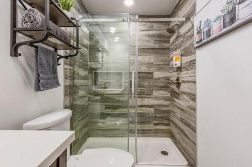 Urban Explorer Pad - 3BR - Backyard -Parking - main image
